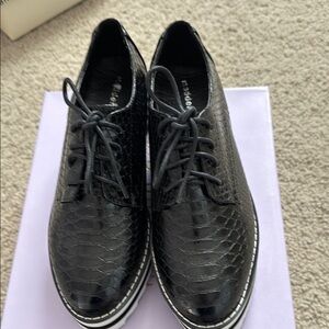 Madden Black Croc-Embossed Lace-Up Shoes